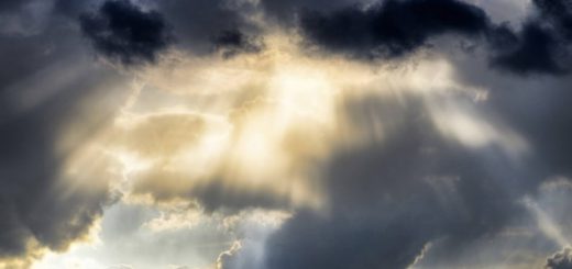 Sonnenstrahlen durchbrechen eine Wolkendecke © Imago / Blickwinkel