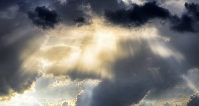 Sonnenstrahlen durchbrechen eine Wolkendecke © Imago / Blickwinkel