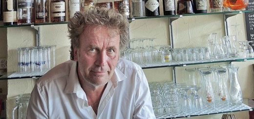 Der Schweizer Schriftsteller Alex Capus steht am am Tresen seiner "Bar Galicia" in Olten