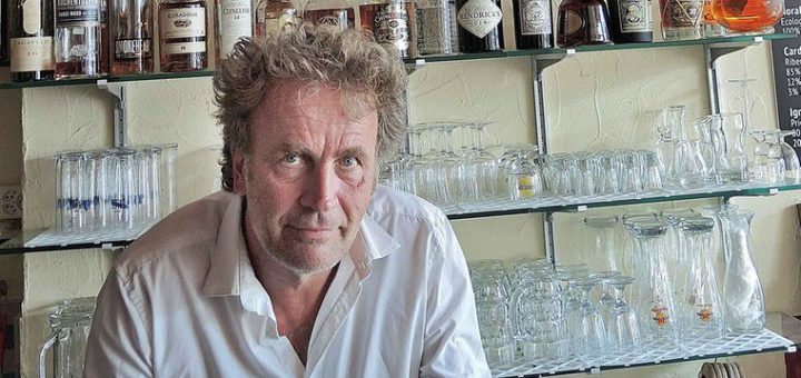 Der Schweizer Schriftsteller Alex Capus steht am am Tresen seiner "Bar Galicia" in Olten