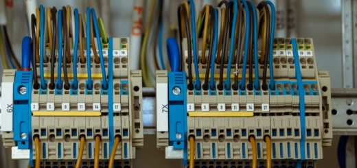 miteinander verkabelte drähte