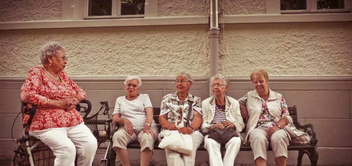 5 alte Damen sitzend