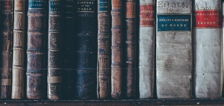 Buchregal mit alten Büchern